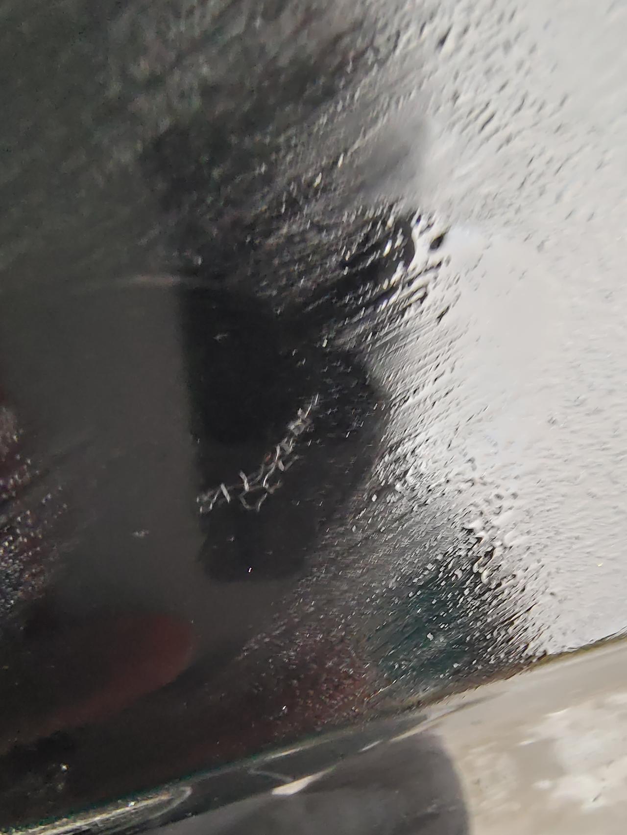 大众帕萨特 上次朋友喝醉酒不小心吐到车子外面的漆面上了，回家后碰上疫情没能处理，过了十天左右，那个脏的地方怎么都擦不掉，