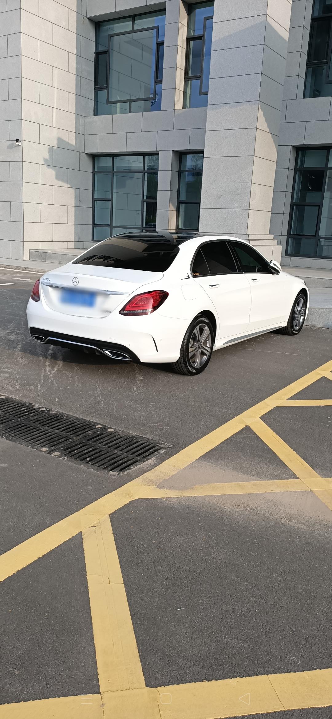 奔驰C级 我买的2020款奔驰C260L买车3个月跑了5000公里，这几天开车的时候刹车老是听到吱吱吱尖锐的声音，想问下