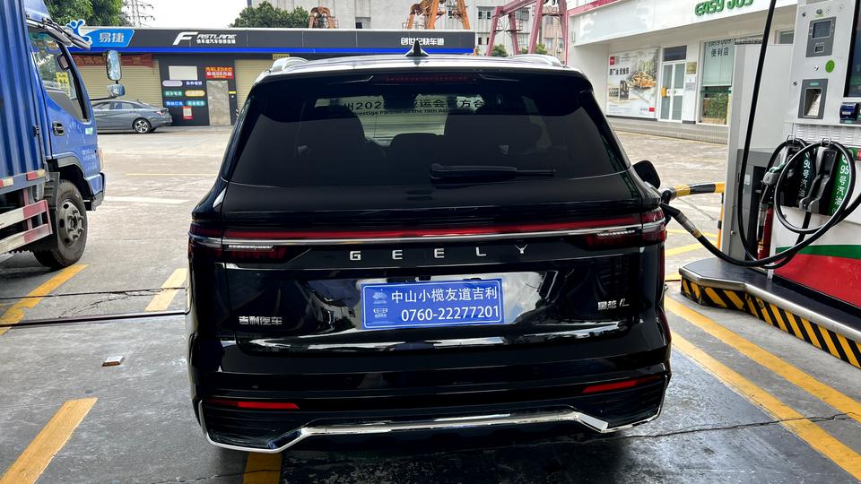 问一下大家车已经提回来了这个临时车牌要不要贴在挡风玻璃上呢，还有有什么推荐的星越L的配件嘛？已经有的是4s店送的地毯，灭