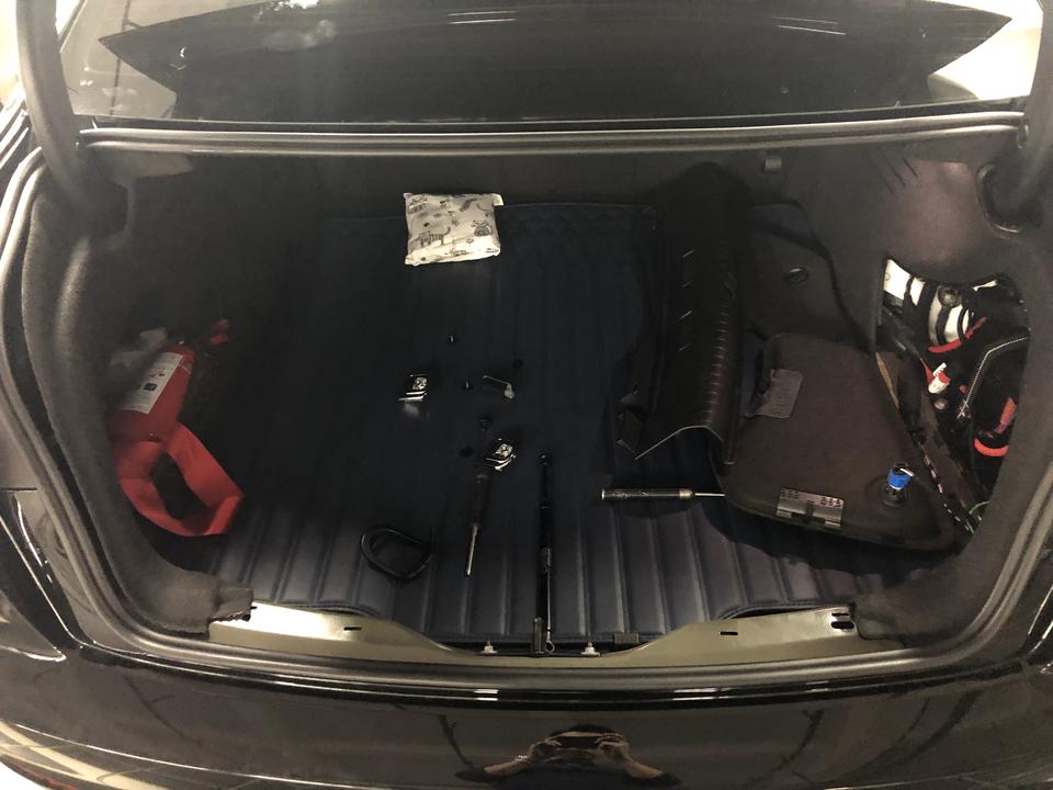 奥迪A6L 【2019款A6L40TFSI】今年9月提车，到现在不满一个月，提车当天晚上就发现后备箱不能自动弹开（非电尾