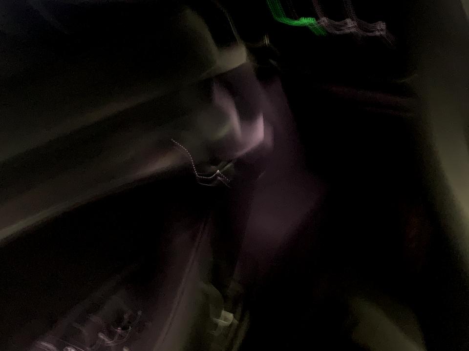 奥迪A6L 新买的车，两天没开，今天一开，发现提示儿童保护系统故障，驾驶门窗不升降，驾驶侧门上，锁的位置灯都不亮了