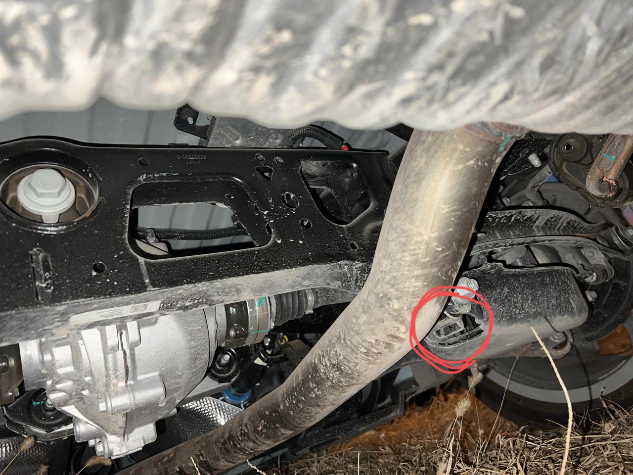 凯迪拉克CT5 停车，停马路牙子，蹭到地盘了，画圈的地方，是掉了一块东西。。。这个问题严重吗。。。