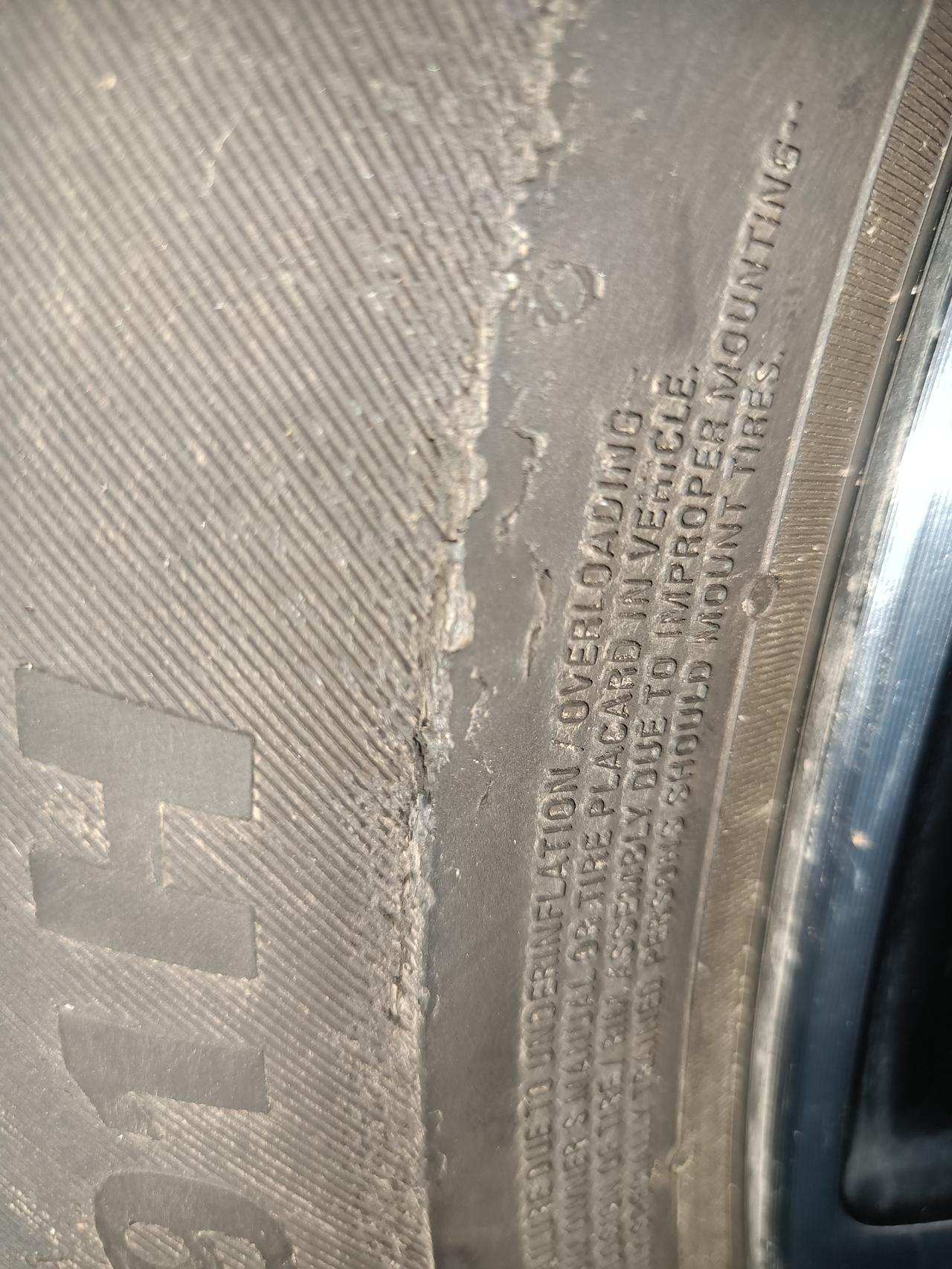 大众速腾 新车三个月，今天发现轮胎这样，是不是蹭到马路牙子了？轮毂上一点划痕也没有。感觉像轮胎老化似的。有知道的朋友回答