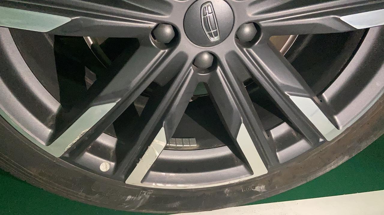 吉利星越L 有没有武汉的车友这种轮毂擦伤修复要多少钱？有必要修吗？  强迫症啊 有没必要换个轮毂，这个大概多少钱