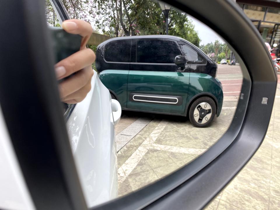 大众宝来 今天突然发现，左后视镜上有一条黑色虚线，右后视镜没有，我记忆里好像两边都有的啊，这个线是干嘛用的？