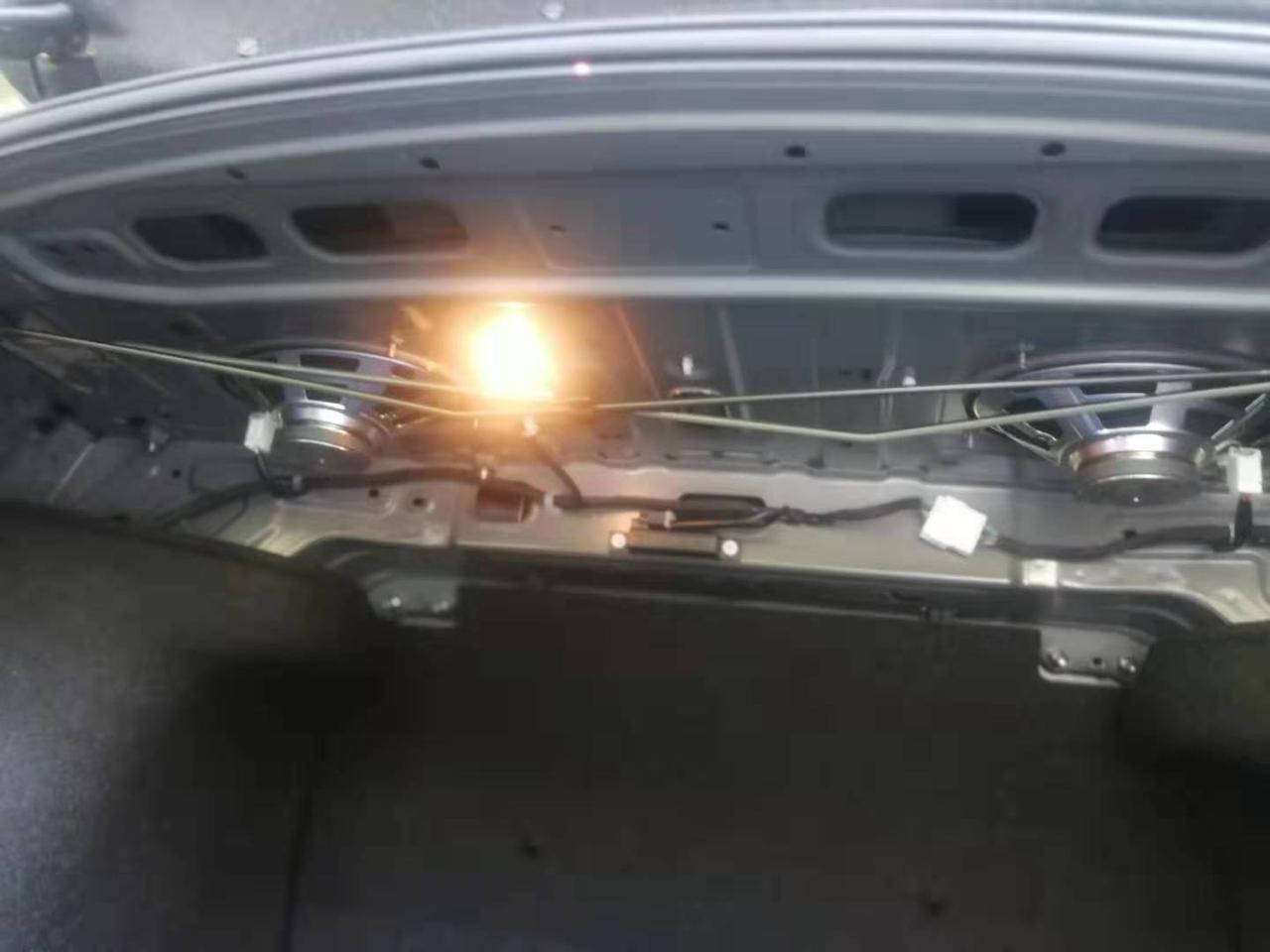 日产轩逸 我想问一下是不是大家的后备箱都是这样，线路，音响都裸露在外边？