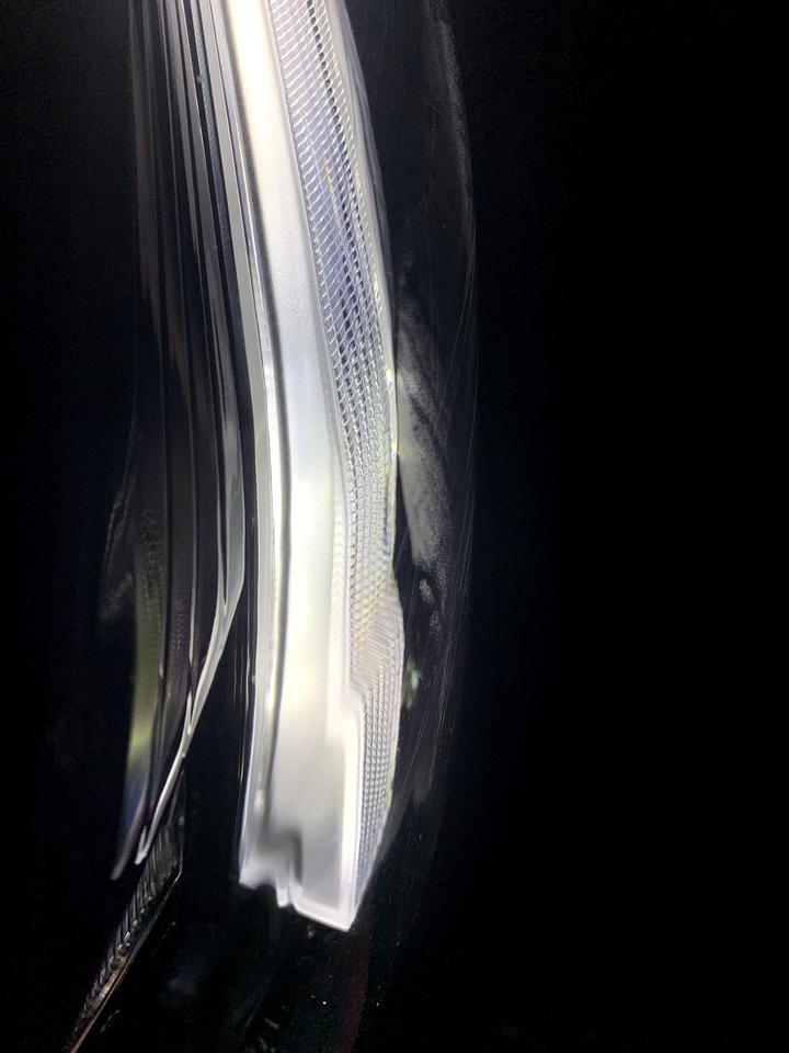 凯迪拉克CT5 洗车突然发现一侧大灯内侧有轻微水雾，这算正常吗？