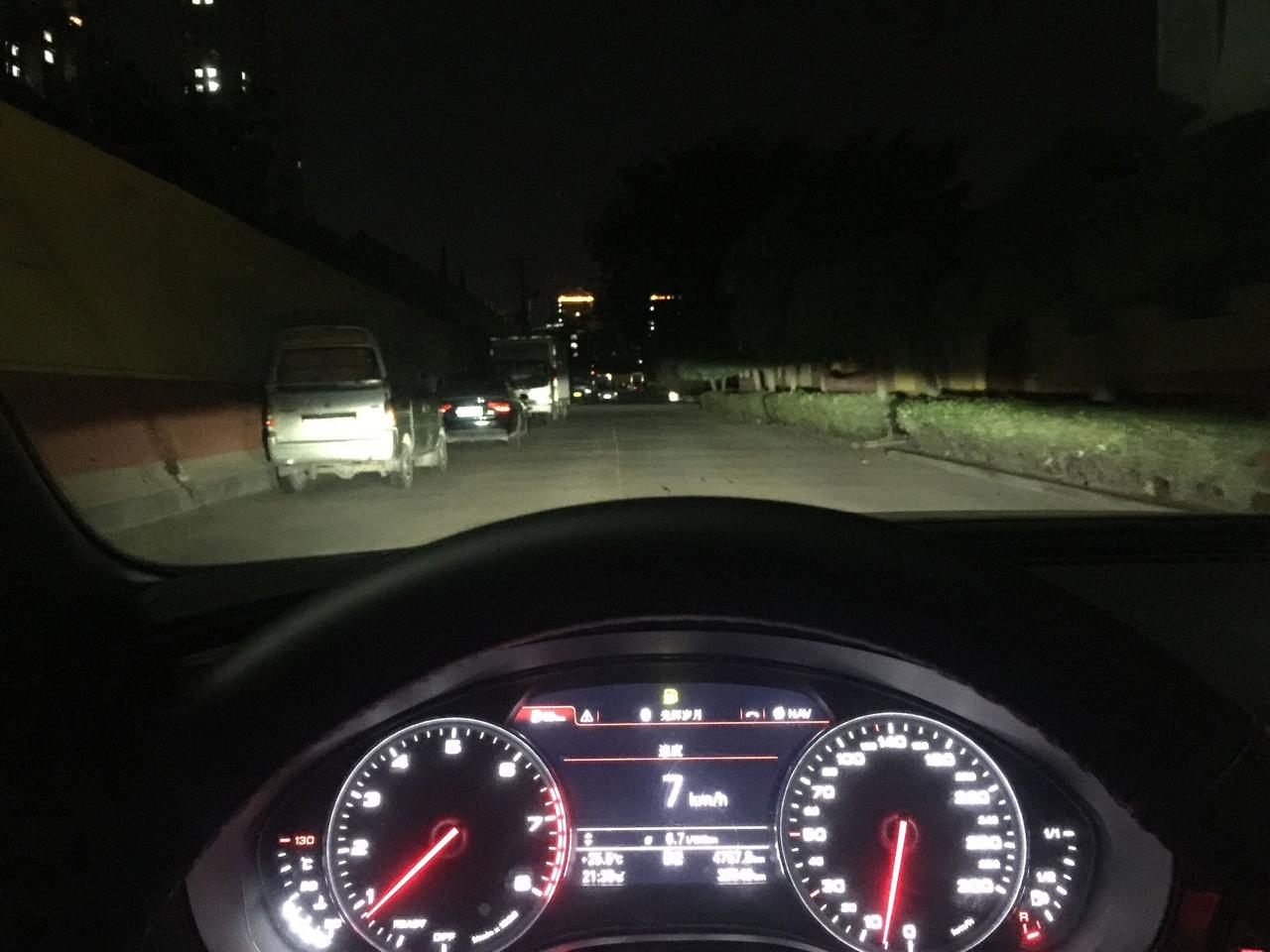 奥迪A6L 16款奥迪A6   行驶过程中仪表盘熄灭一秒  又自动亮了 请问什么原因？