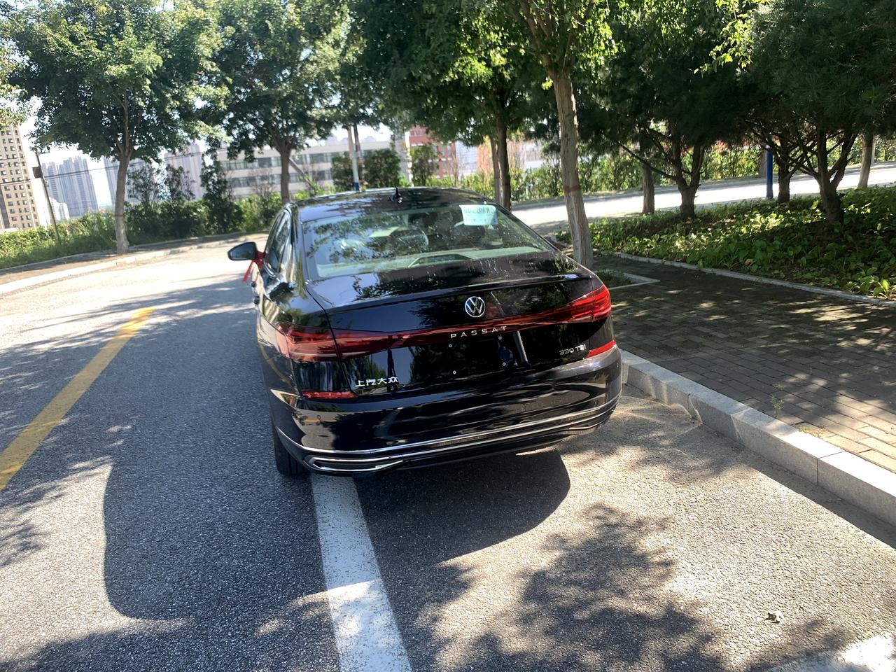 大众帕萨特 各位车友，有没有遇到过在车身扭曲(斜上坡或拐弯)的时候，头顶处有砰砰的声音，不确定是顶棚还是天窗发出来的