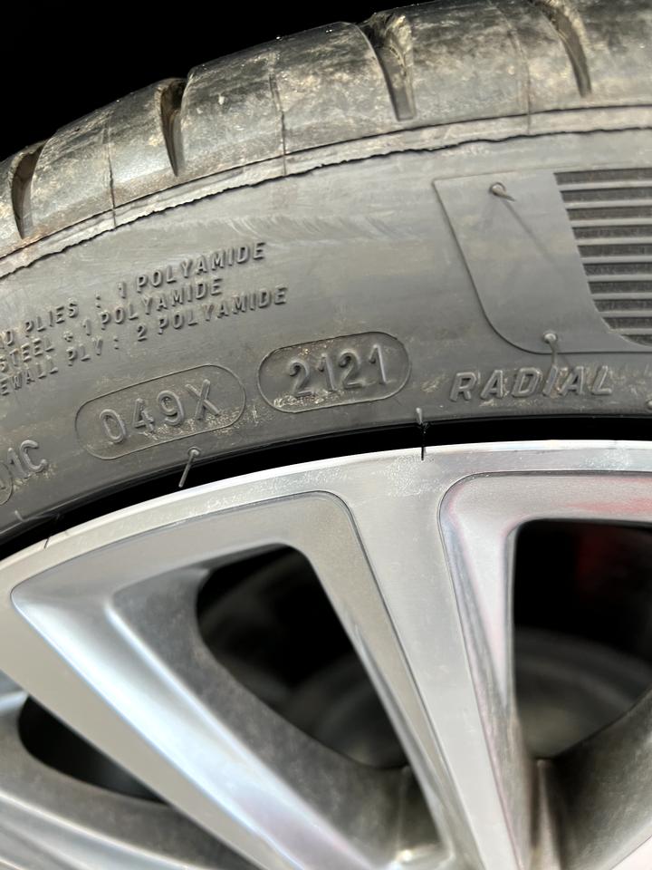 凯迪拉克CT5 今天从4S店提的车，CT5 21款尊贵19轮毂的，新车表数21公里，但是发现轮胎磨损严重，我怀疑他们把我