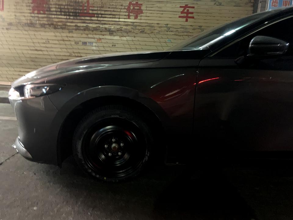 马自达3 昂克赛拉 首先是高速爆胎  然后第二天去换轮胎升底盘无意中发现变速箱漏油 底下那块垫都有油渍  一年半的车 跑