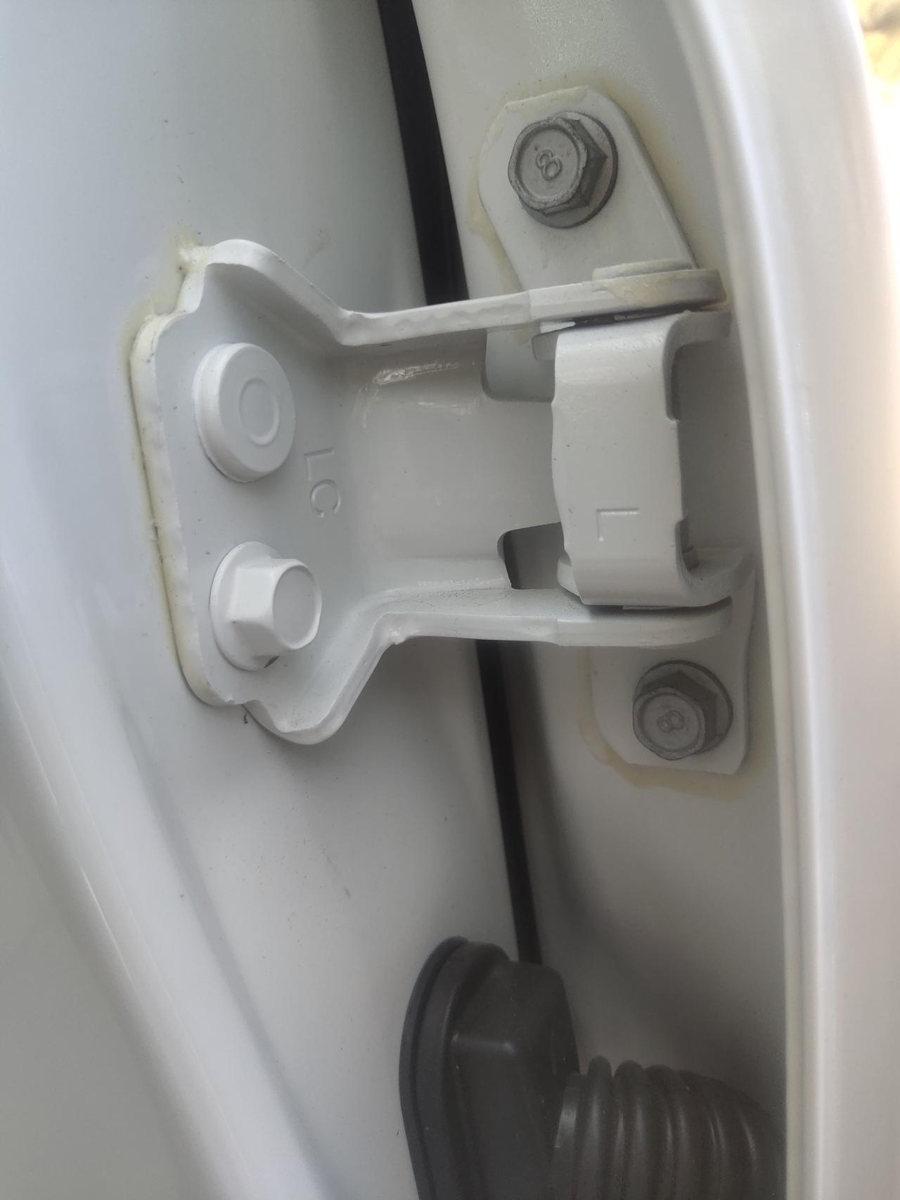 马自达3 昂克赛拉 广大车友们，你们的新车车门这里有这个乳黄色的胶吗 
