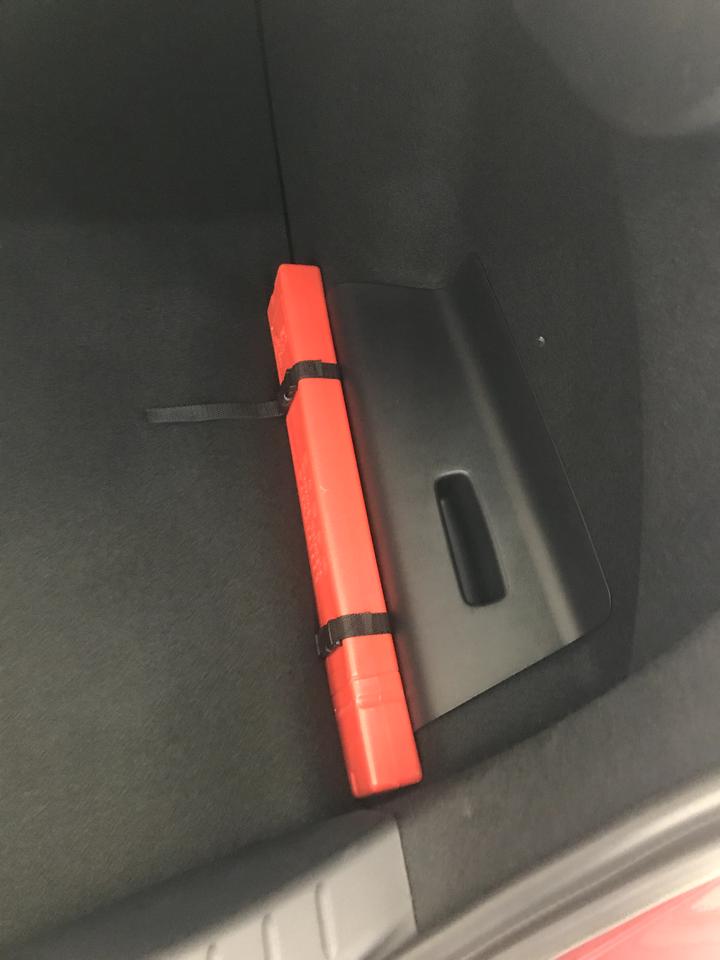 马自达3 昂克赛拉 谁知道车后面右侧这里凸起是做什么的？买后备箱垫需要怎么处理这个位置？