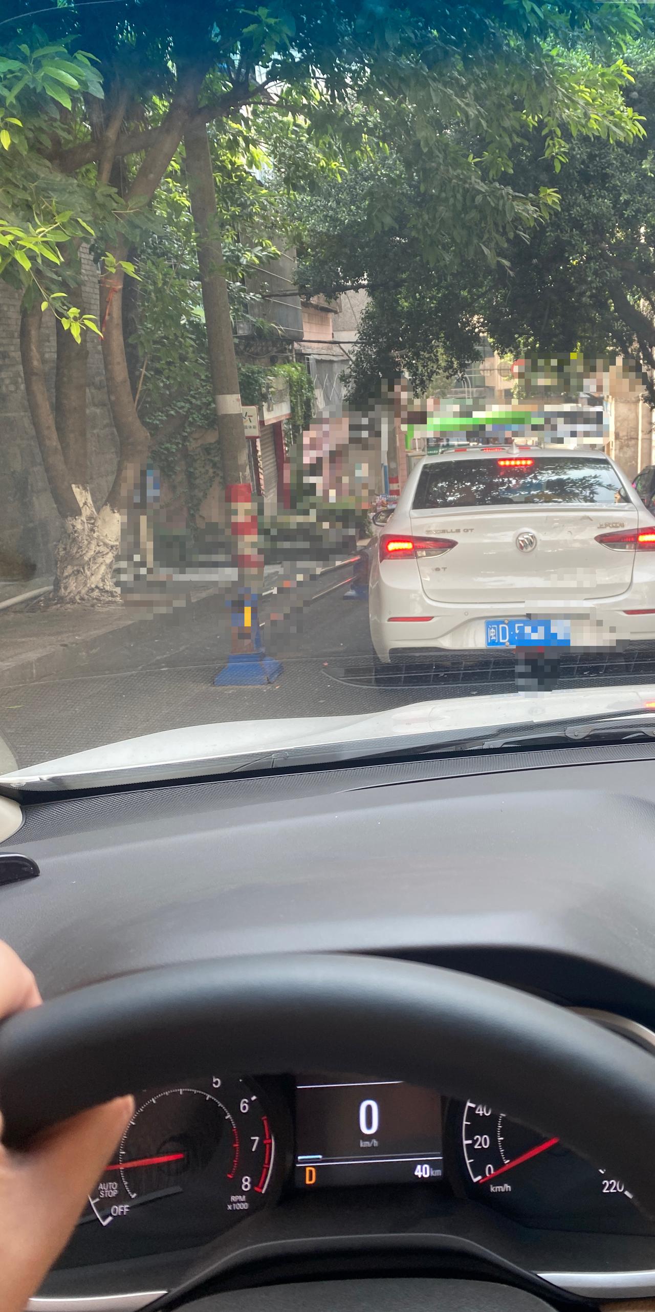 雪佛兰科鲁泽 下坡，刹停后，松刹车 刹车咯吱咯吱的响，是什么情况了？声音还比较大。新车，才买的。