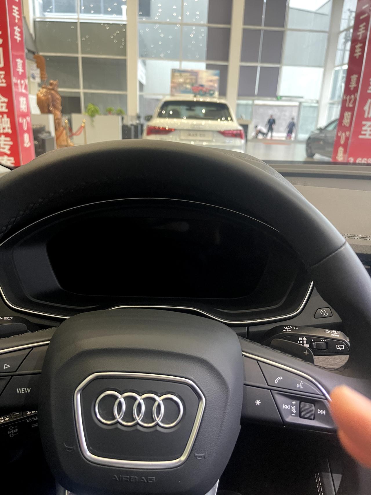 奥迪Q5L 好纠结啊十年免费保养不限公里要1万多块，没有现车，不支持个性化定制标配40豪华动感2个月到车，加装个性化定制