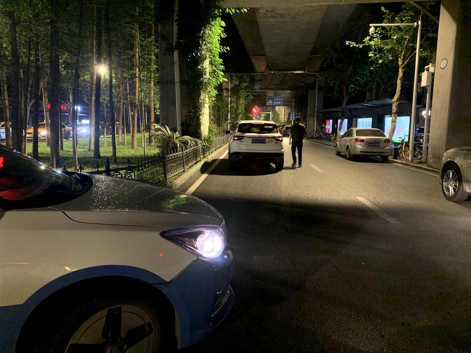 吉利缤越 碰上傻逼掉头的士，把车撞了交警定损他全责，4儿子建议更换车门，说钣金后期容易开裂，如果内部受损后期可能会生锈。