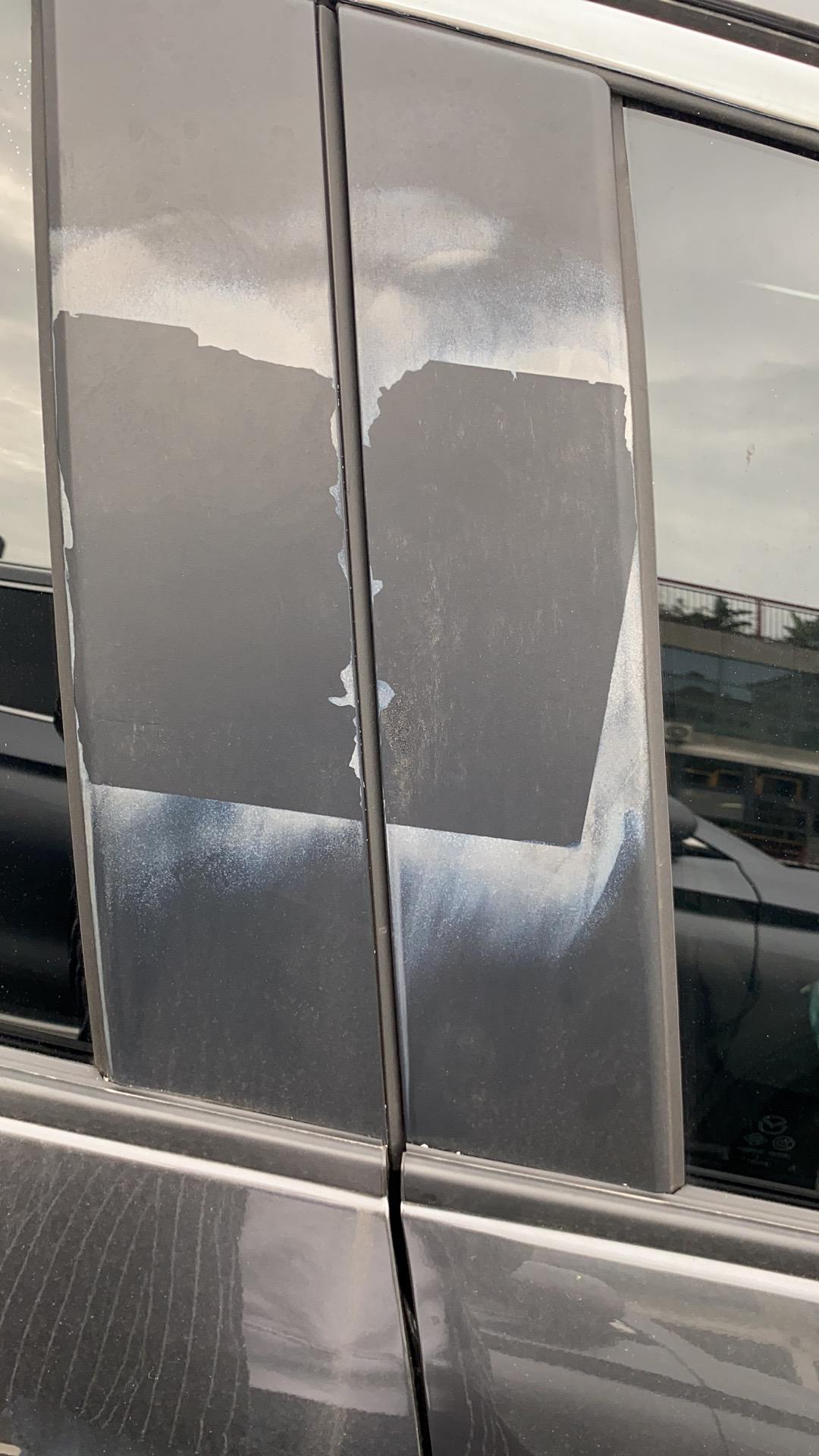 马自达3 昂克赛拉 请教这里被贴了东西，然后用除胶剂把东西给铲了，但是过了几天，边缘就发白了，这有什么办法修复没