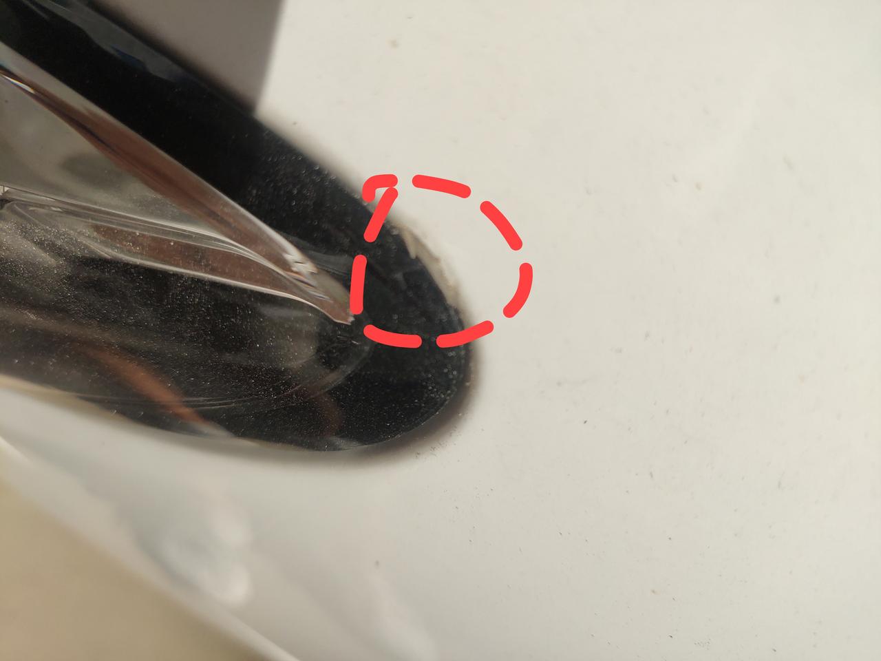 雪佛兰科鲁泽 有人知道，大灯这个胶是怎么了吗  求解