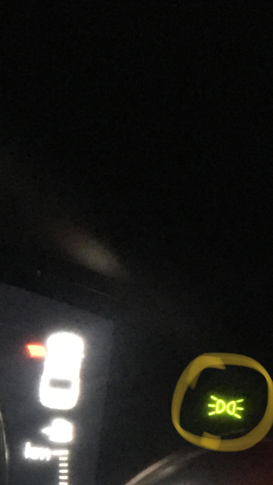 马自达3 昂克赛拉 各位朋友问一下，车开起来示宽灯自己就会亮，关不掉，要停下来才能关掉什么原因呢，白天也一样