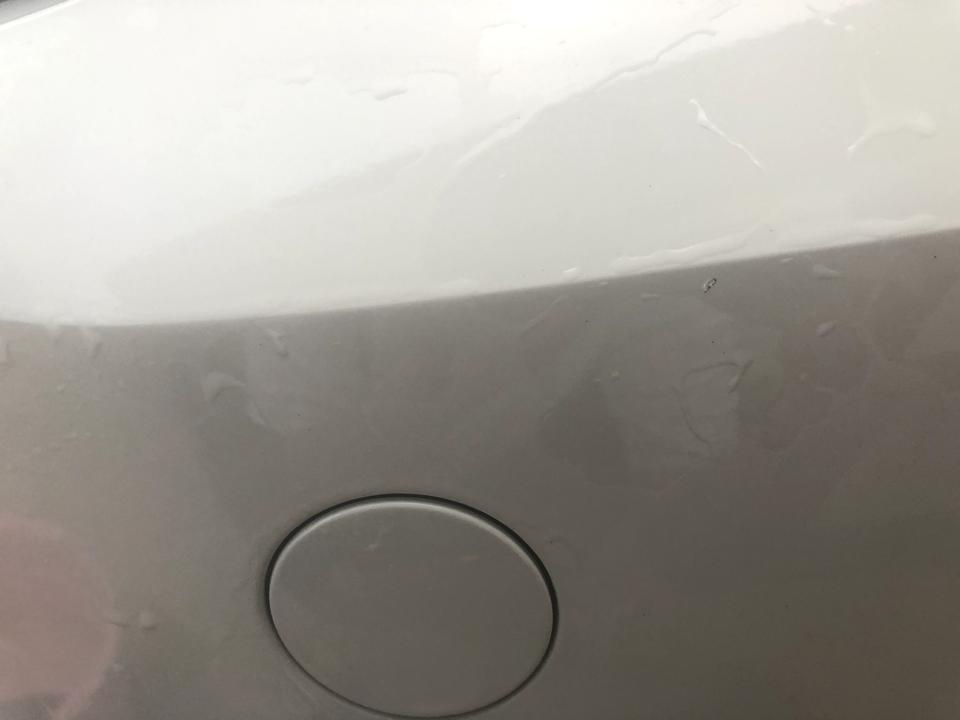 大众高尔夫 这是刚买20天的车  这样掉漆是正常的吗。我该怎么解决 谁能救救我帮帮我