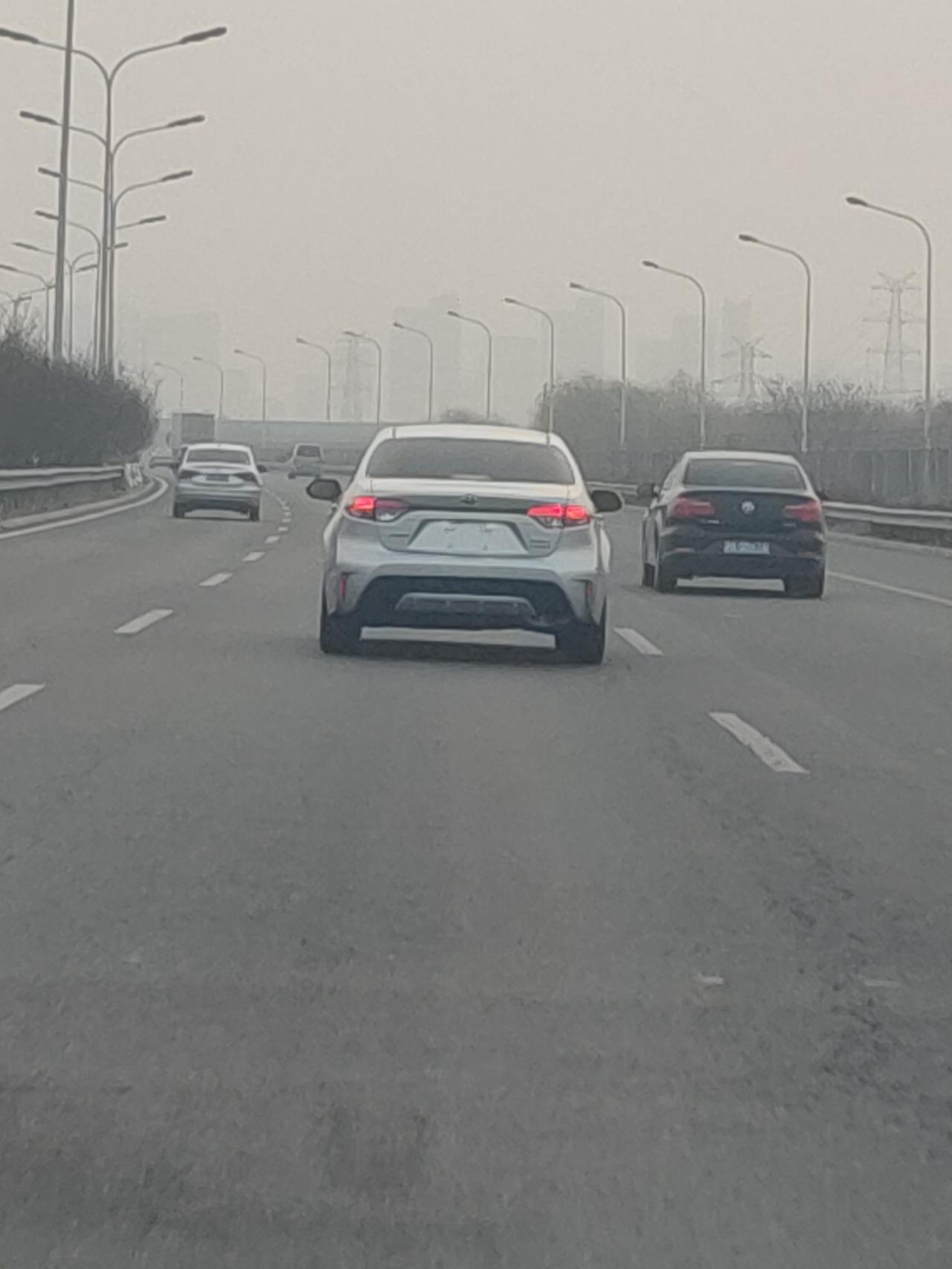21款雷凌双擎运动版，尾灯亮灯，不一致，都是这样吗？点图片请放大看！我有花个绿圈！求知道！是都这样吗？还是该找去4S店！