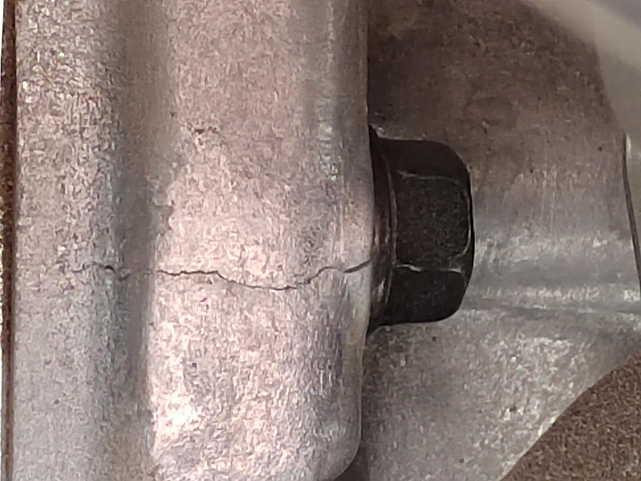 马自达3 昂克赛拉 马三次世代变速箱壳体裂开，新车三个月发现的，可以免费更换，要把发动机，变速箱都要卸下来！，跟4儿子扯