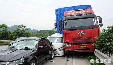 丰田雷凌 在高速路上多车追尾碰撞，夹在中间车辆要负什么责？