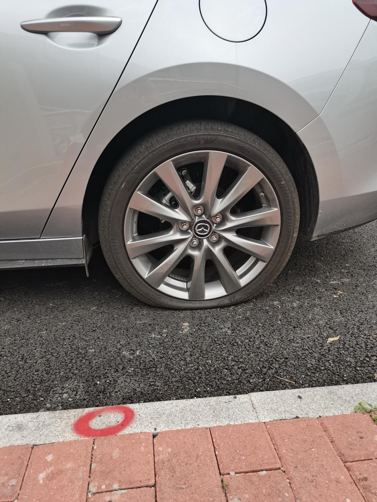 马自达3 昂克赛拉 左后胎内侧，今天一开车才发现，这要不要换胎啊，半个月了，没想到一血竟然是轮胎