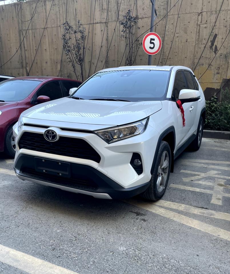丰田RAV4荣放 提车快两个月了我的荣放车门要大力才能关上 经常小区保安检查后备箱都关不严 大家都是这样吗 还是只有我