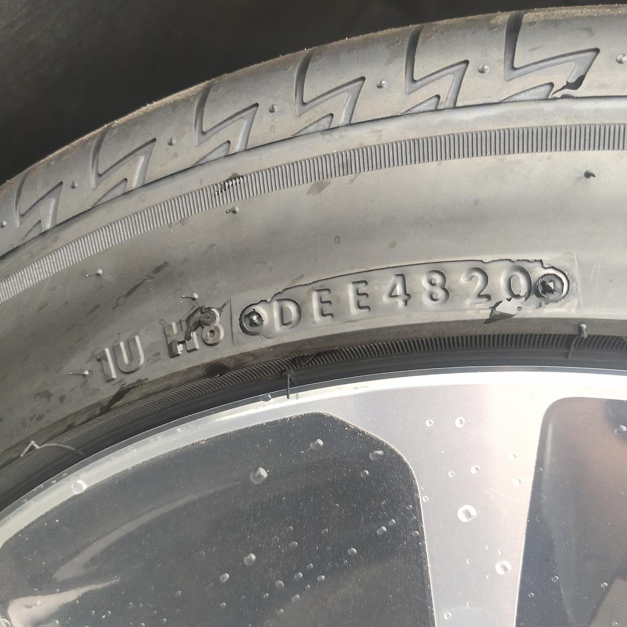 丰田雷凌 提新车 四条轮胎 ，三条生产日期20年50周，一条 生产日期20年48周，正不正常？我是不是中奖了