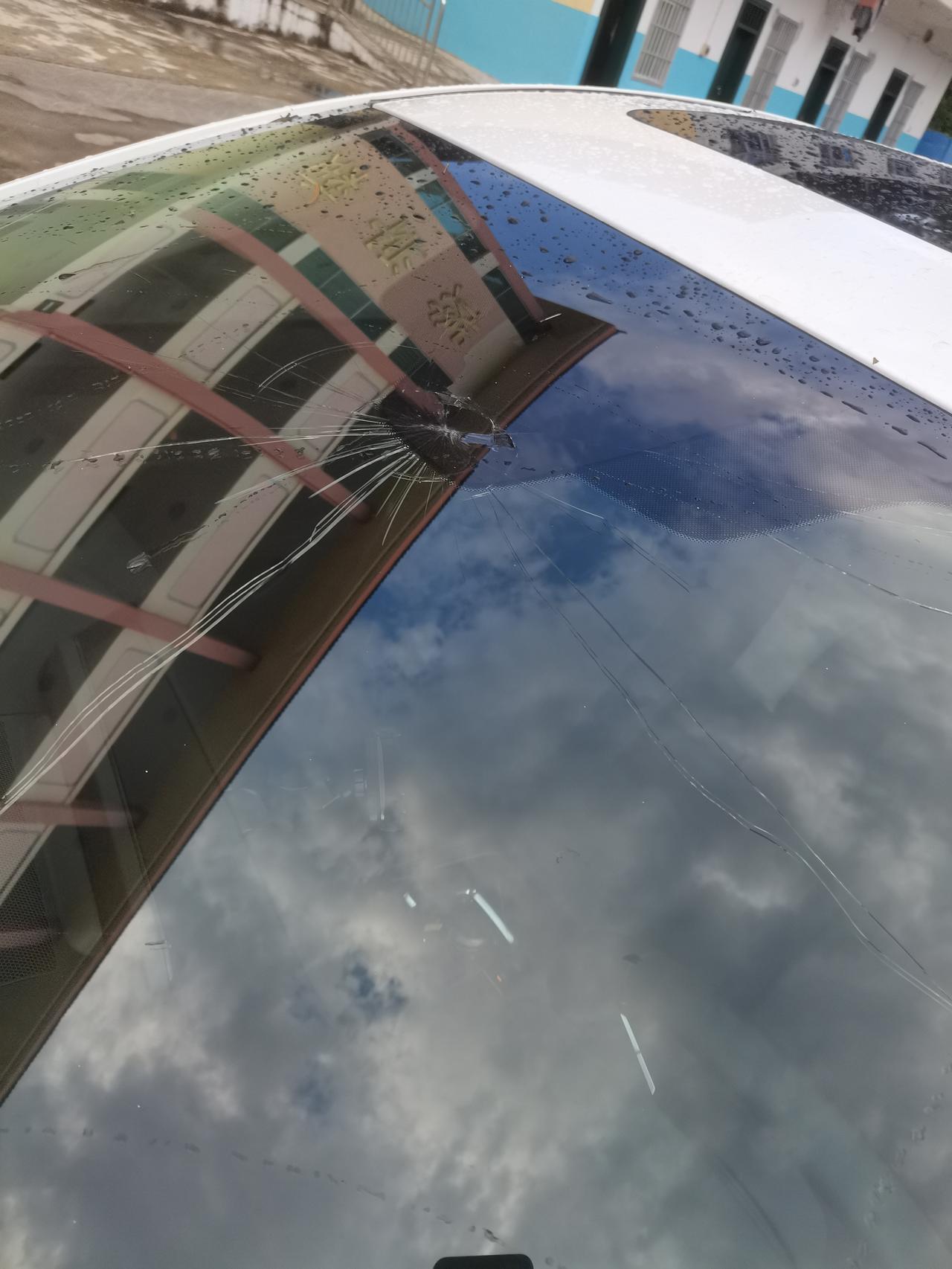 马自达3 昂克赛拉 哭了！上个月的车，，下雨被树枝掉落砸到了！刚报保险，这种前挡玻璃价格多少啊？明天去是4s店换换了，新