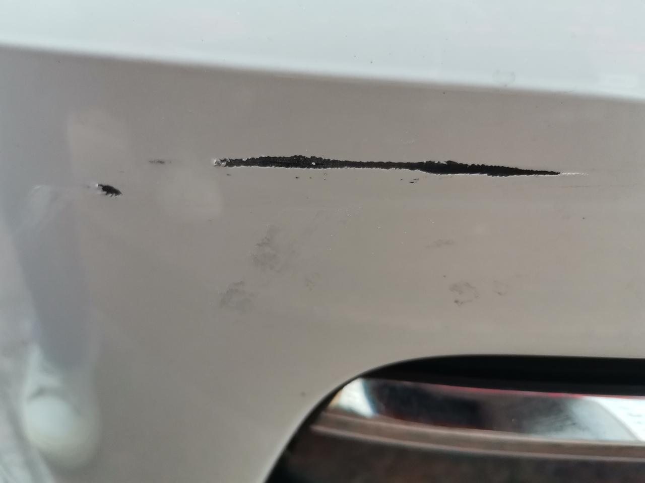 大众高尔夫 莫名其妙的划痕，请大家分析下划痕怎么来的，开车没有感觉到剐蹭，实在想不通，请大家指点迷津再求解决方法