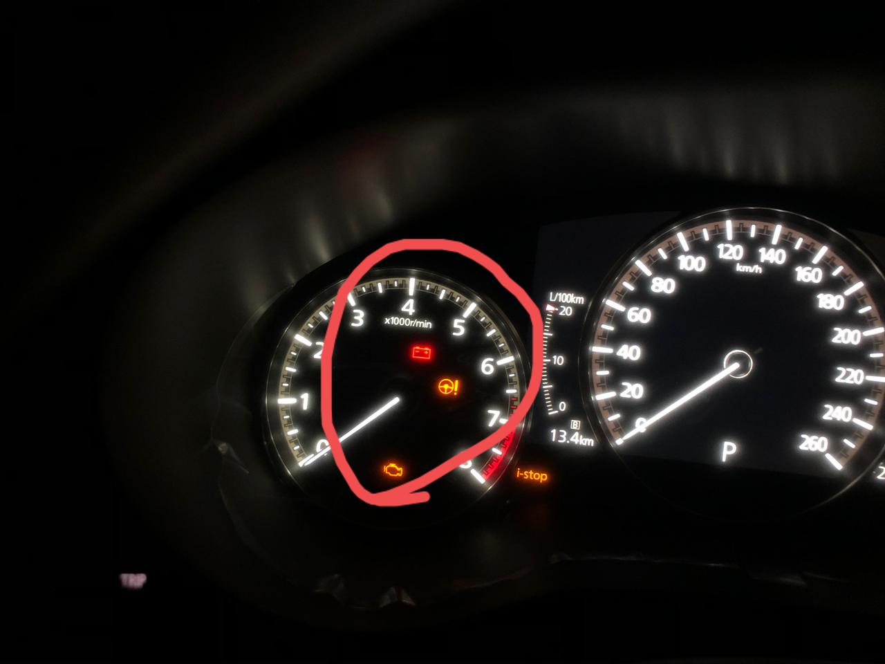 马自达3 昂克赛拉 这三个灯亮了，是有什么问题吗？今天刚提车。