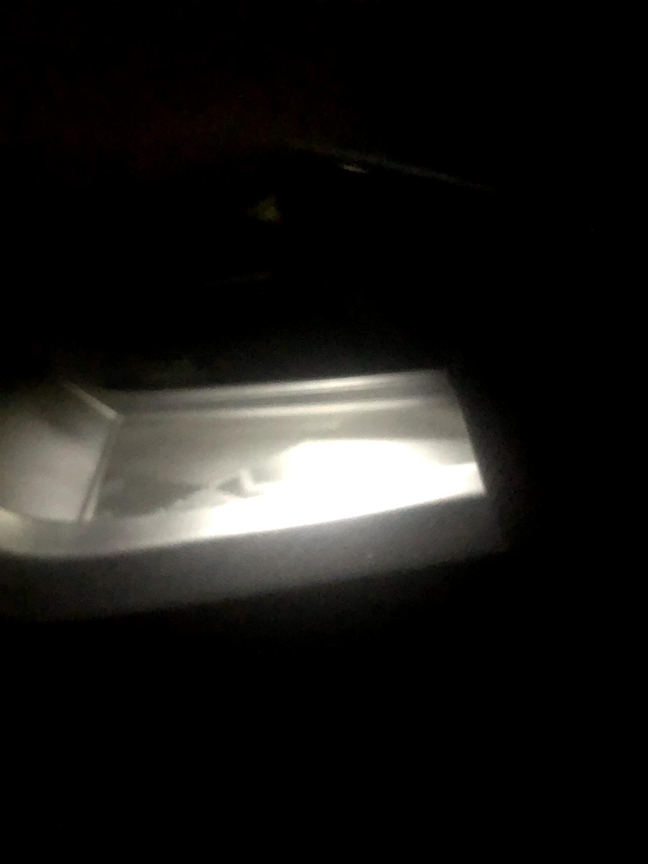 吉利缤越 晚上这两个地方的小灯怎么关闭？