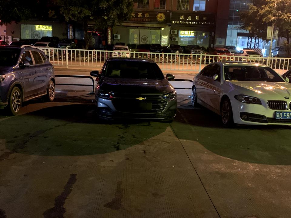 科鲁泽连按两次锁车键滴的一声是啥意思还有这个标志亮黄色是咋回事  有车友回答一下吗  谢谢