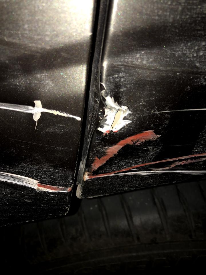 沃尔沃XC60 求问叶子板刮擦后怎么维修比较好昨晚在一条小路拐弯时刮到了一辆大货的车尾，擦得比较严重，左前门有刮痕，左后
