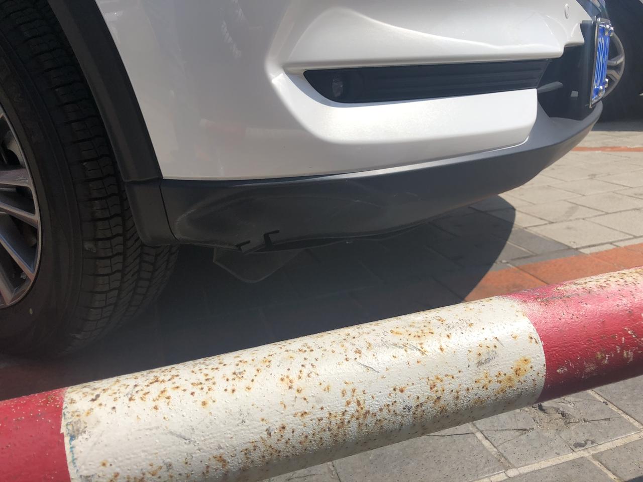 停车的时候碰到前面护栏 车型马自达CX-5 车前方右侧底部塑料凹进去了 需要维修吗 开车时候有影响吗？ 维修大概多少钱？