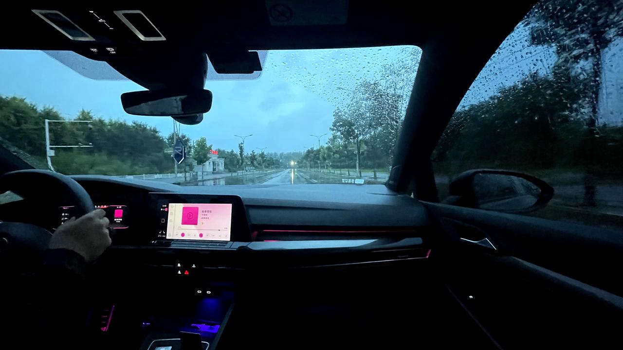 高尔夫8R line智能大灯是根据什么自动调节的吗？（没有选装矩阵）怎么手动调节大灯高低，哪位大佬科普一下