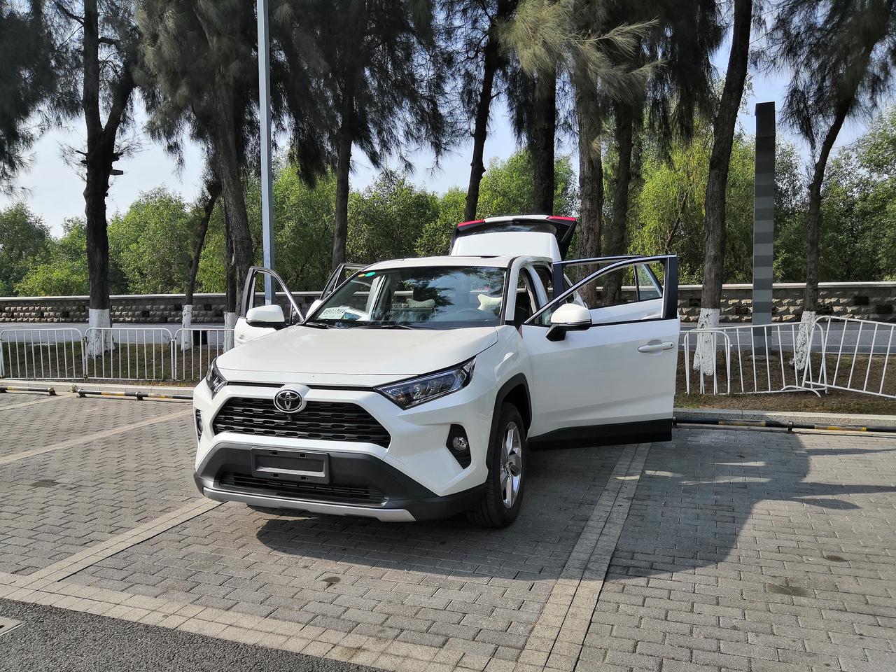丰田RAV4荣放 最近刚入手的RAV4，开了有半个月。发现几个问题。1.第一个问题是发动机启动在P档的情况下，大概2-3