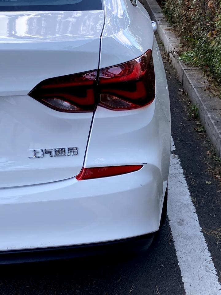 雪佛兰科鲁泽 刚提的车 倒车时划了一下 请问修复要多少钱