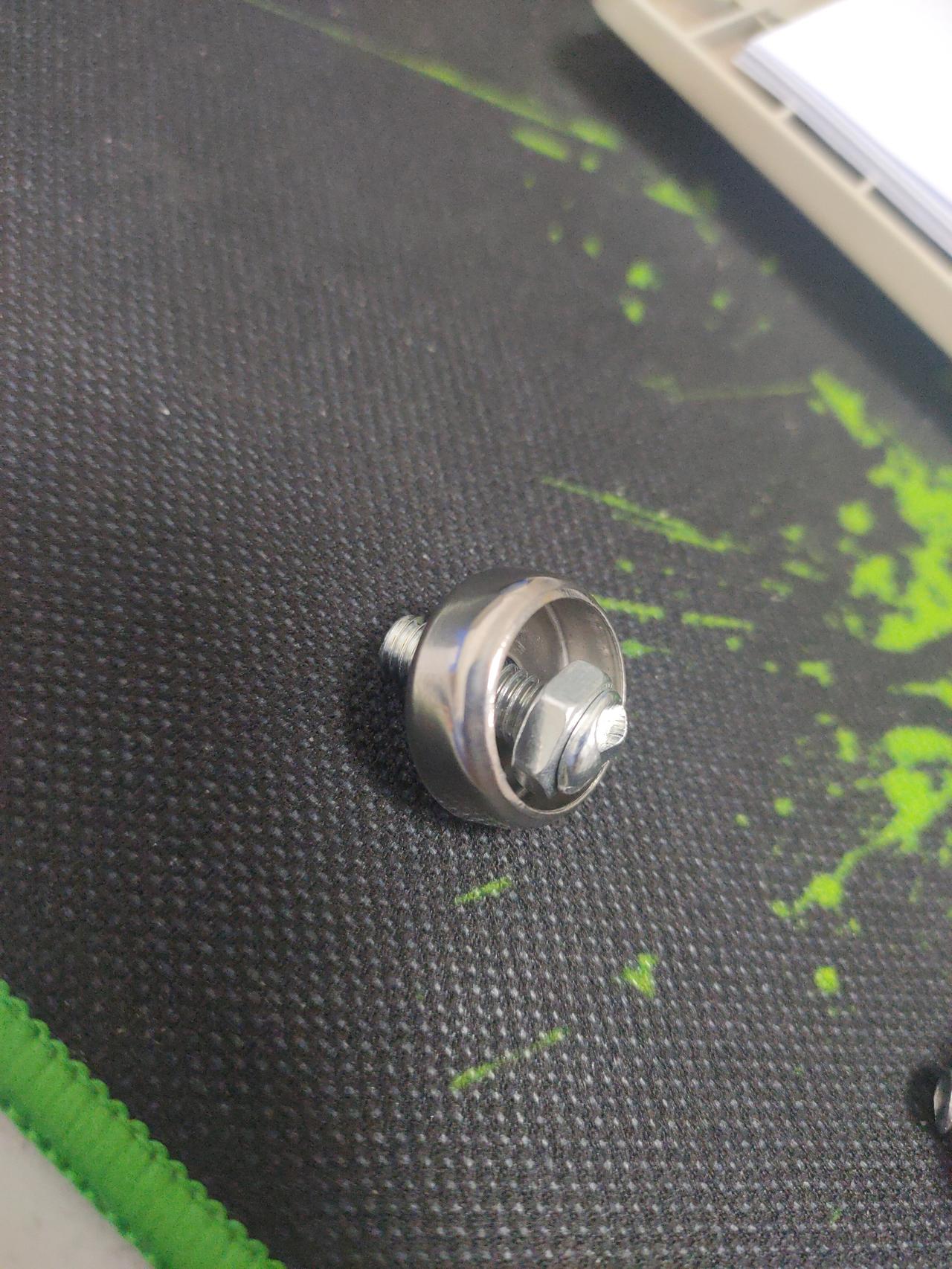 雪佛兰科鲁泽 请问一下各位车友，新车上牌这个六角螺母是要这样放吗？有没有1.3T车主自己上牌的，求解答！