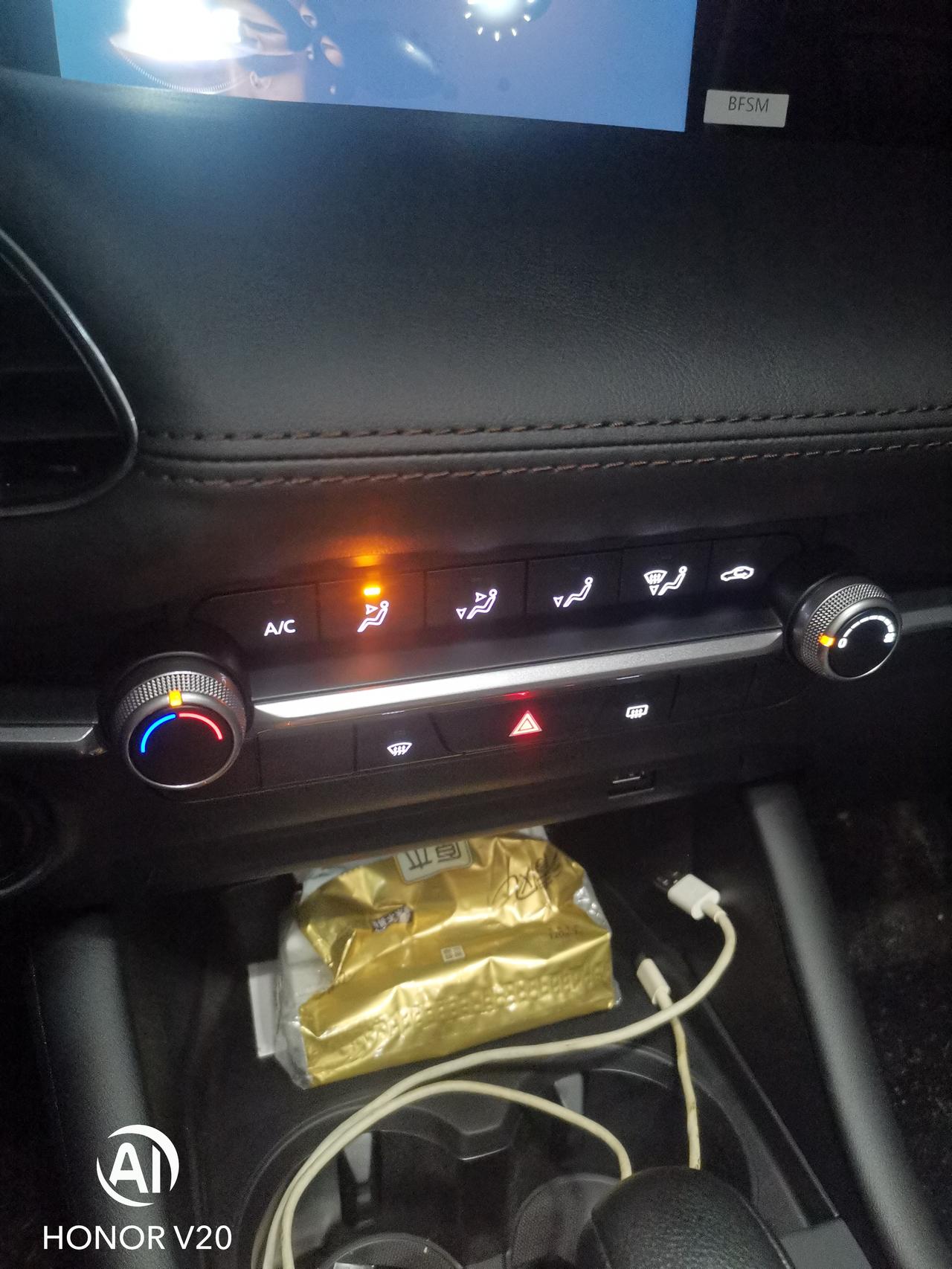 马自达3 昂克赛拉 请问各位大佬，为什么车子一起动这一排开关就会有一个开关自动打开亮灯了？