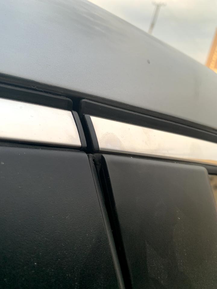 马自达3 昂克赛拉 副驾驶位板门开裂，胶条磨损。新车才买两个月，有兄弟知道怎么解决吗？