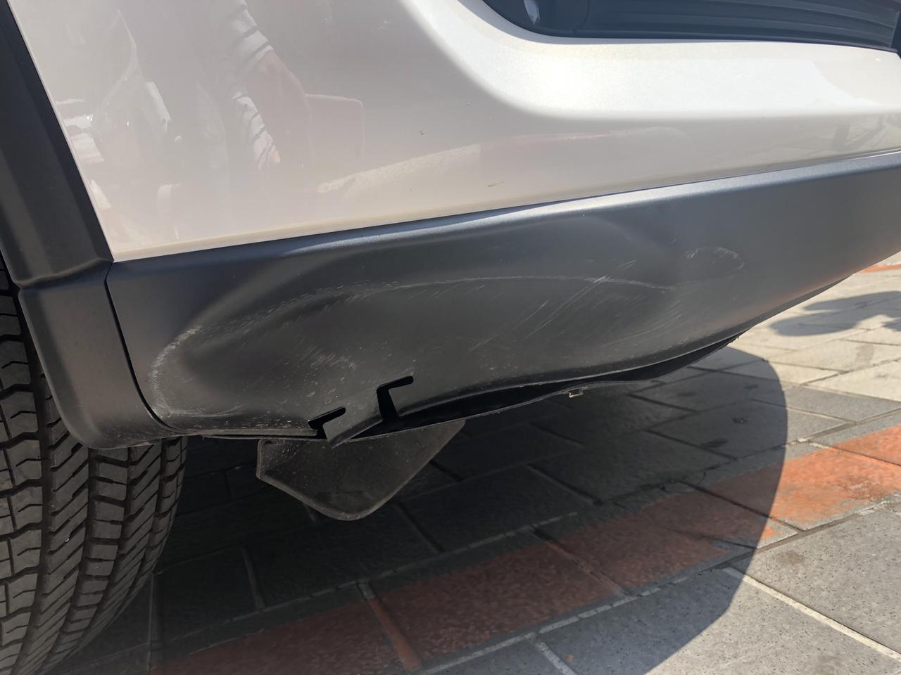 停车的时候碰到前面护栏 车型马自达CX-5 车前方右侧底部塑料凹进去了 需要维修吗 开车时候有影响吗？ 维修大概多少钱？