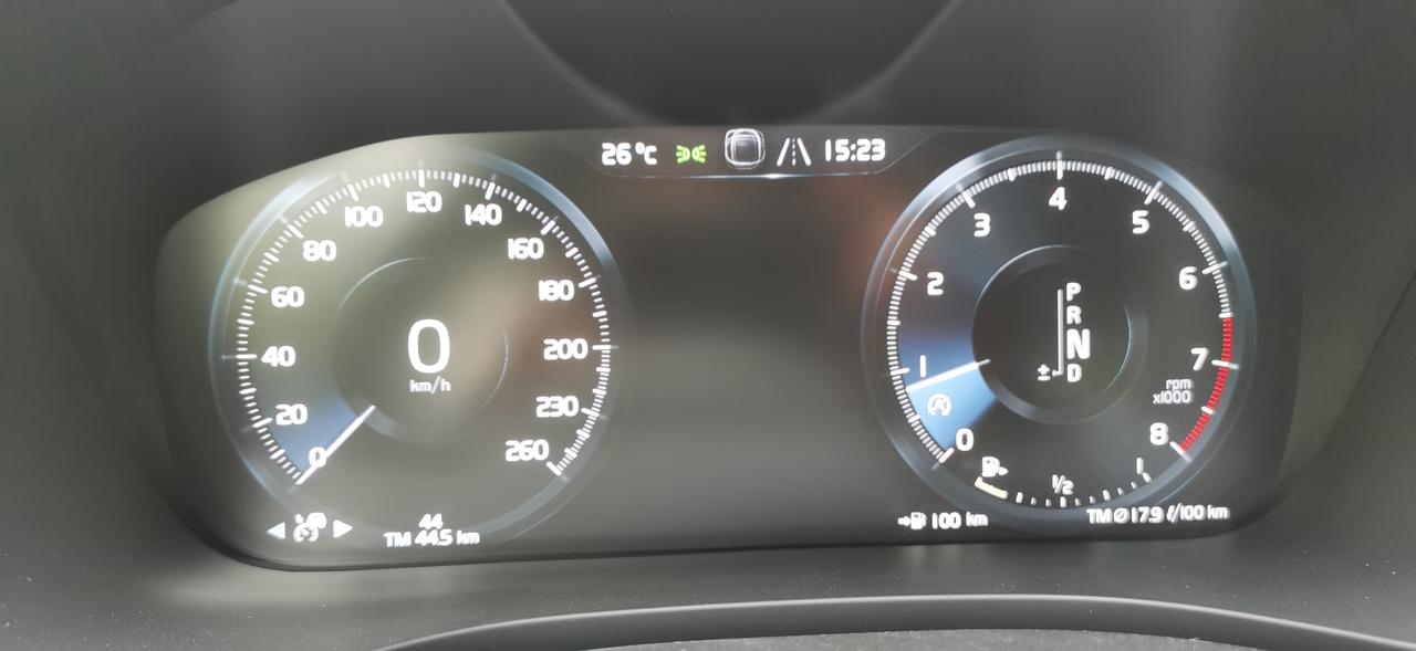 沃尔沃XC60 XC60，大家的油耗是多少？我的车提车时里程表是11.3㎞，油耗是26L/100㎞。开到家几公里就降低了