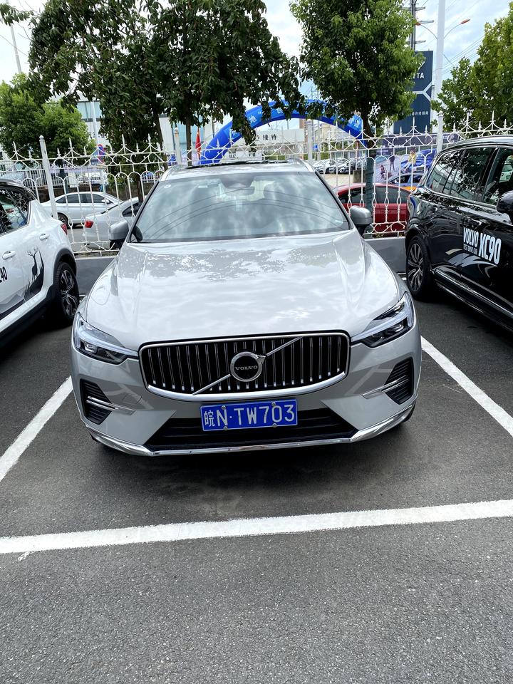 沃尔沃XC60 老哥们，2022智远豪华裸车33.8，送五千元油卡，不送保养，加上税，保险，上牌，车膜，行车记录仪等等，
