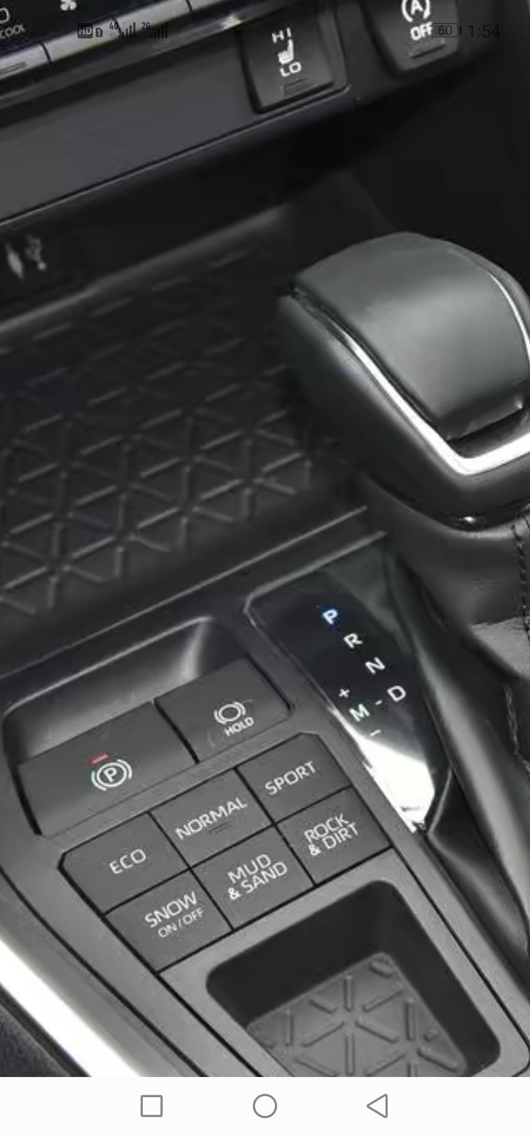 丰田RAV4荣放 四驱风尚和尊贵版，越野模式一个是按键，一个是旋钮！除了雪地，沙地泥泞，土石。尊贵版旋钮按下是公路四驱？