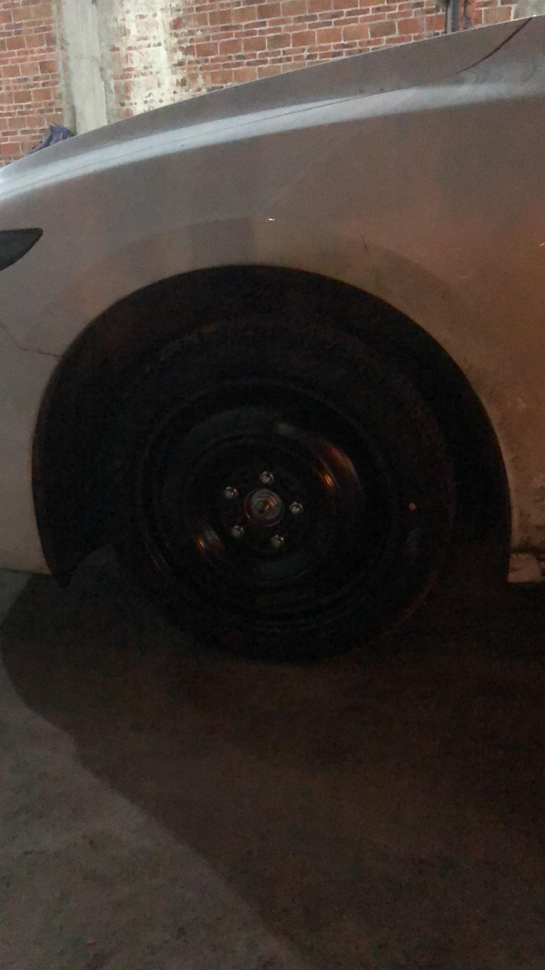 马自达3 昂克赛拉 2.0好开是好开，就是容易爆胎。八百一个轮胎。对轮胎挺失望的，这个价位，这个质量，开了不到一个月晚上