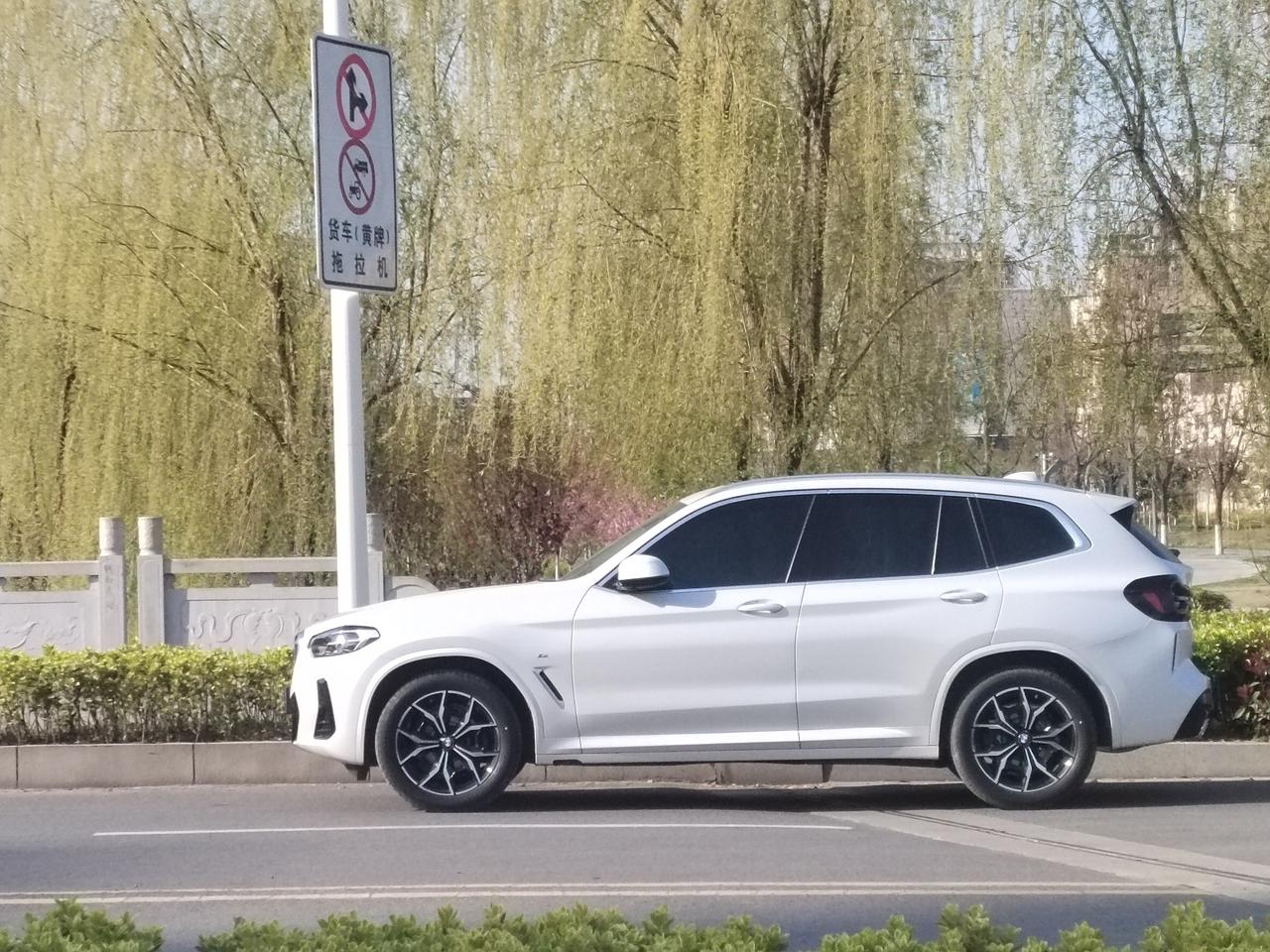 宝马X3 有没有 右前轮过坑 异响的？