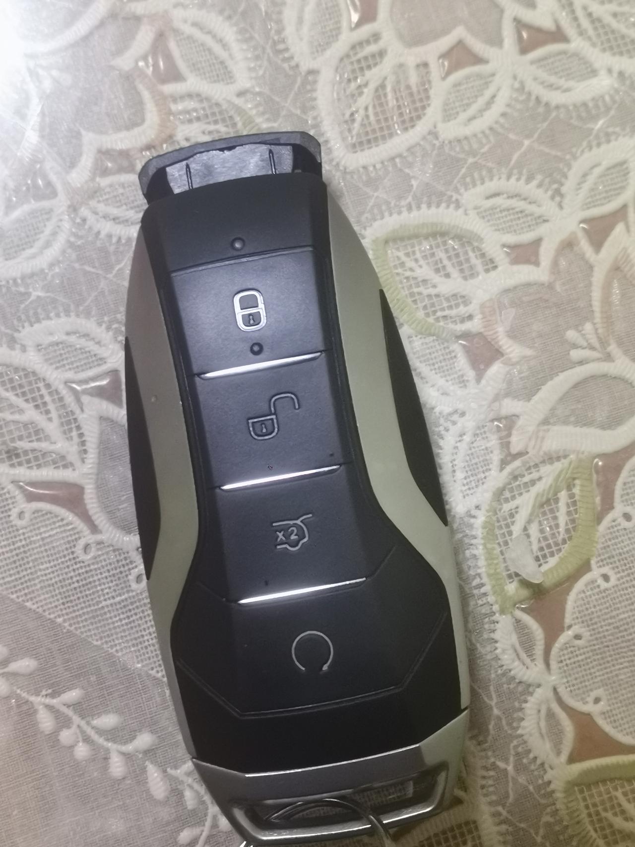 比亚迪唐DM 唐dmi钥匙怎么更换电池？唐dmi开车将近10个月，今天下班钥匙解锁车门没反应（钥匙按键都没有反应），咨询